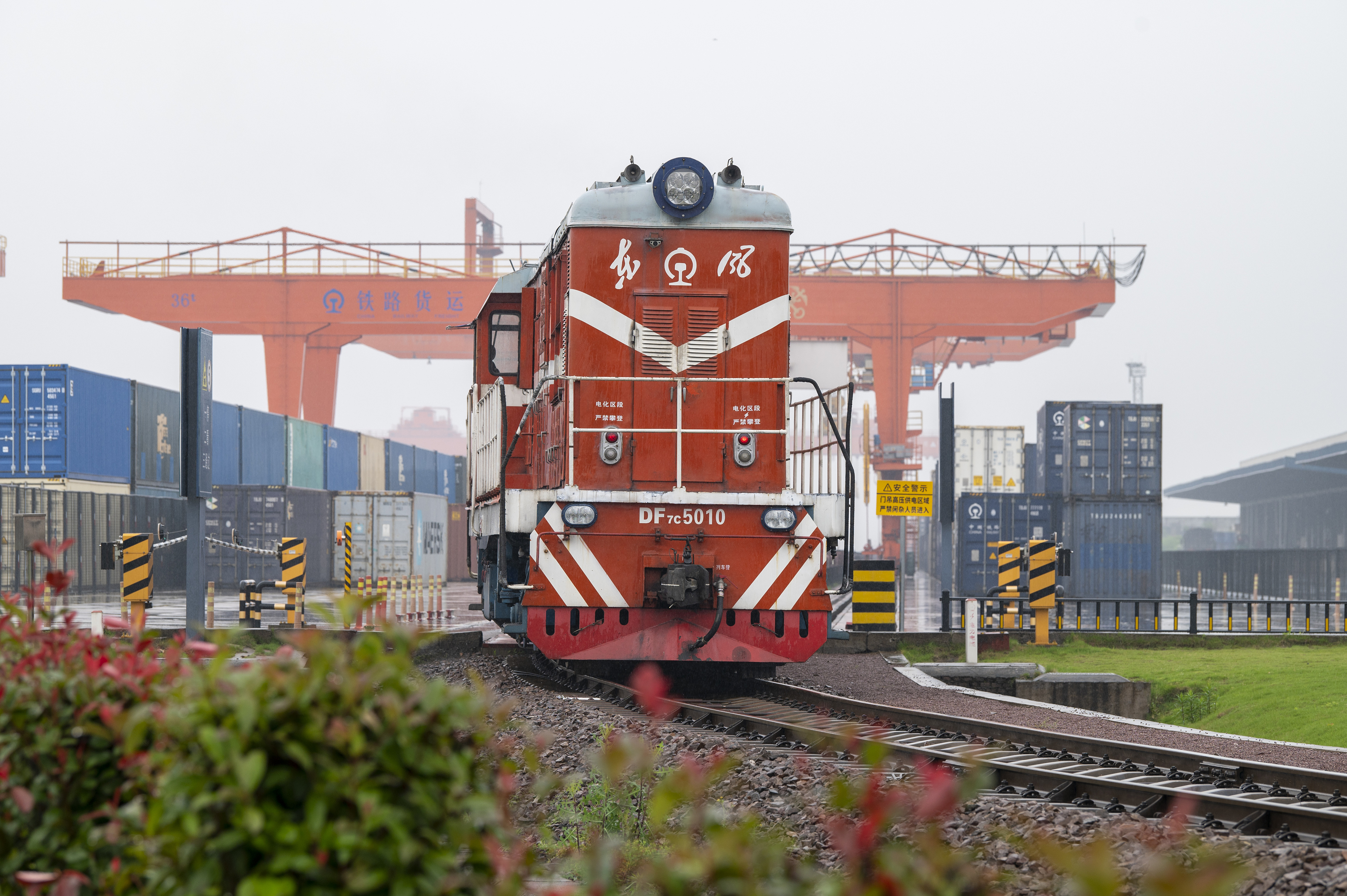 2024年5月5日，“五一”假期最后一天。在浙江省金華市金東區(qū)鐵路金華南站，一列滿載110標箱的中歐班列緩緩啟程駛往匈牙利。
