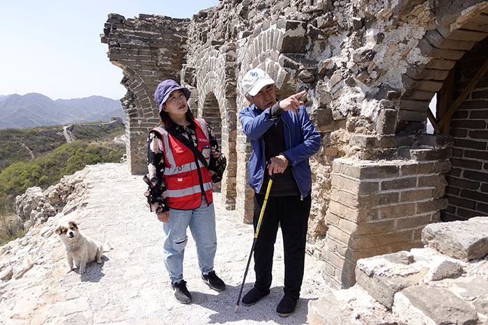 在明長城遺址上，梅景田給外甥女劉紅巖講述長城故事。