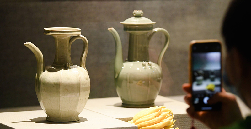 2021年9月14日，浙江省博物館，觀眾在拍攝北宋龍泉窯執(zhí)壺（左）和龍泉青瓷藝人劉杰制作的執(zhí)壺。