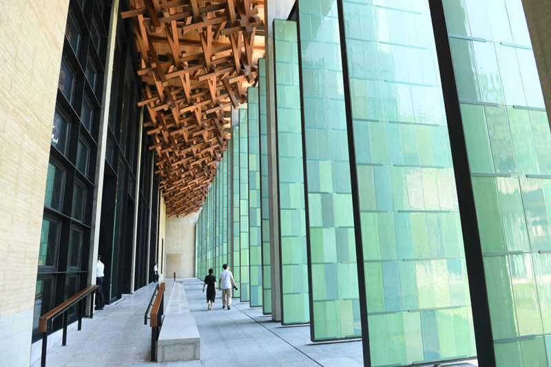 2022年7月23日，杭州國家版本館屋頂?shù)哪緲?gòu)和青瓷門扇相映成趣。