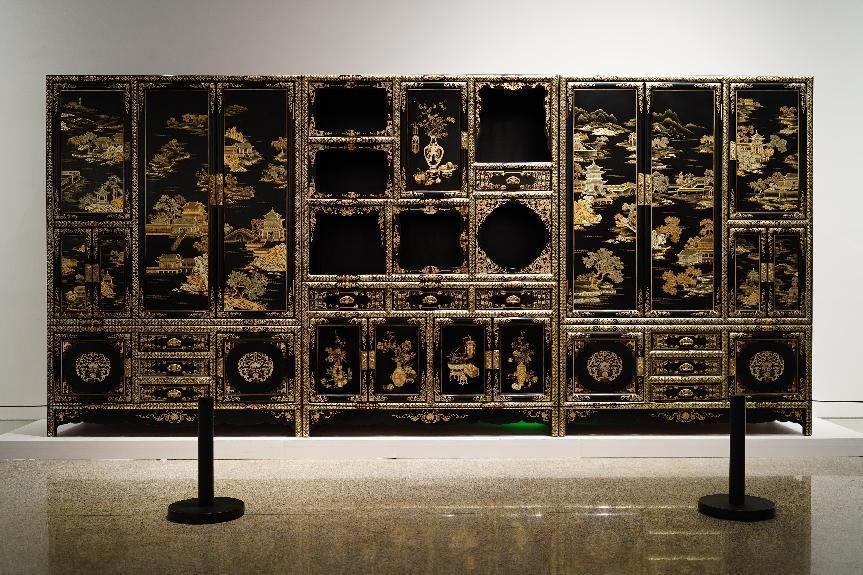 2023年7月9日，北京，中國工藝美術館·中國非物質文化遺產館，“山西特色專業(yè)鎮(zhèn)平遙非遺雙寶中華行”展覽展出的推光漆器作品。