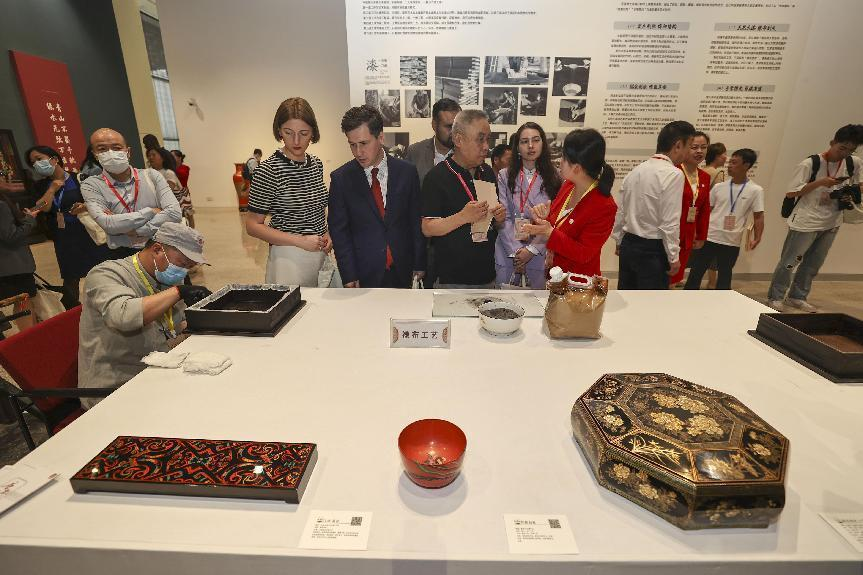 2023年5月28日，北京，推光漆器匠人為駐華使節(jié)展示技藝。
