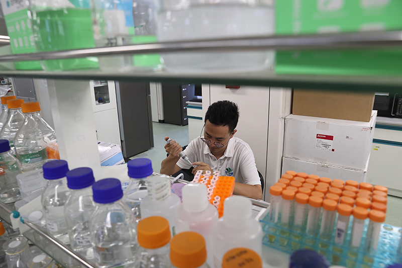 在三亞崖州灣科技城，一名青年科技工作者正在進(jìn)行科研工作。