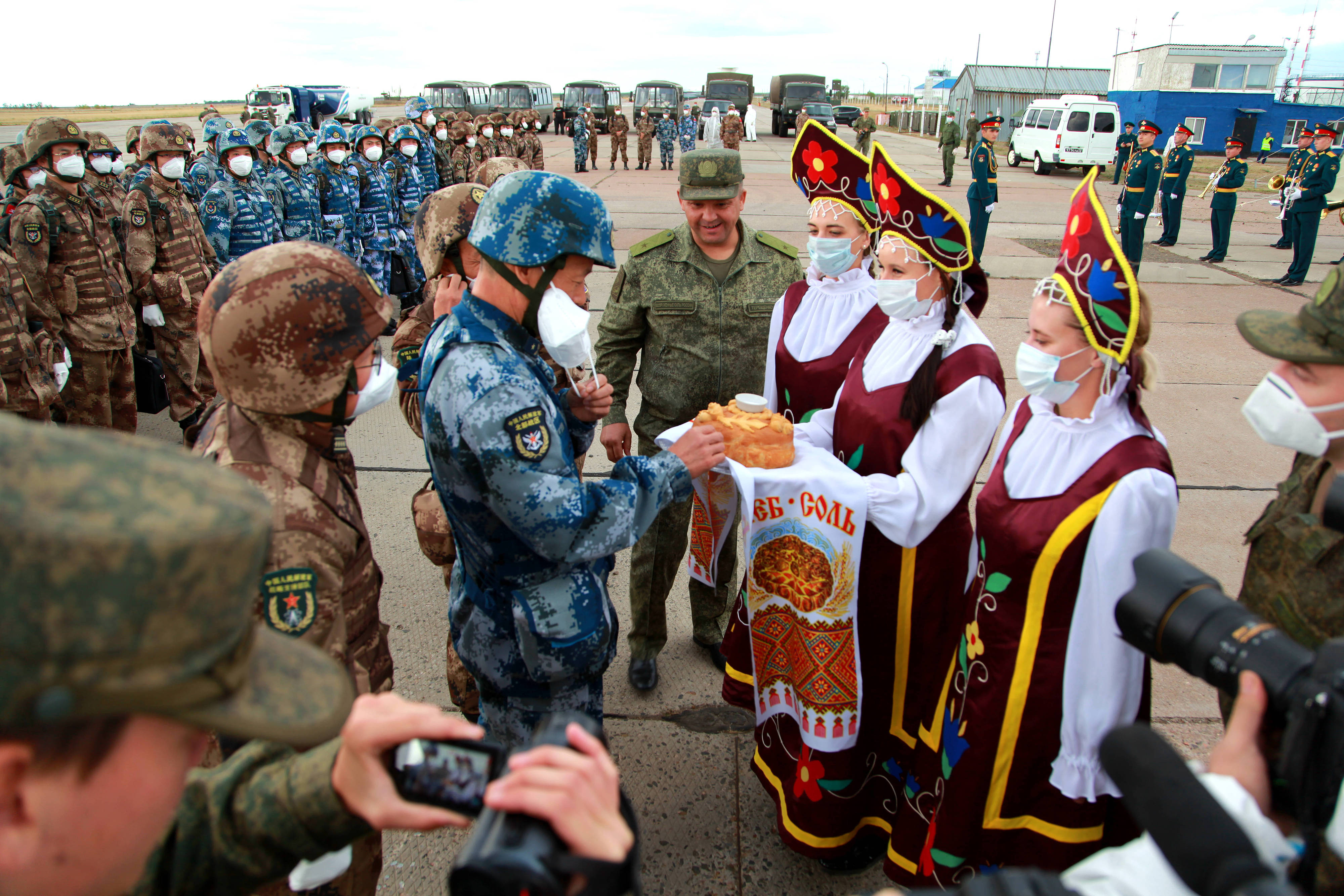 當(dāng)?shù)貢r(shí)間2021年9月10日，跨境參加“和平使命-2021”上海合作組織成員國(guó)聯(lián)合反恐軍演的中方部隊(duì)導(dǎo)演部抵達(dá)俄羅斯奧倫堡“東古茲”靶場(chǎng)演習(xí)地域。圖為俄方人員為中方人員舉行歡迎儀式。