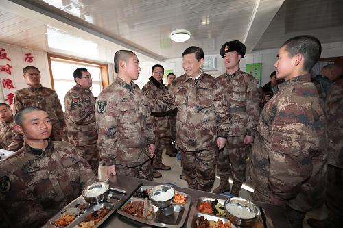 2014年1月26日中午，習(xí)近平來(lái)到連隊(duì)食堂，同戰(zhàn)士們一起用餐。新華社記者 李剛 攝