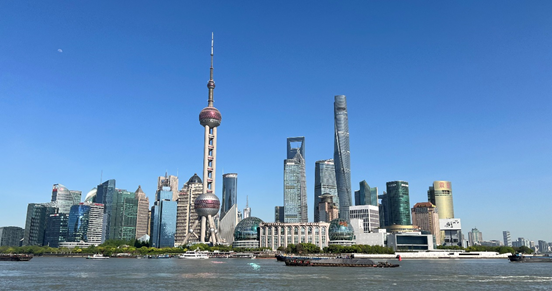 沿蘇州河遠眺陸家嘴城市建筑群。人民網(wǎng) 馬作鵬 攝