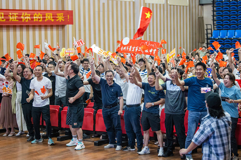 北京時間7月27日，2024年巴黎奧運(yùn)會首個比賽日，在射擊10米氣步槍混合團(tuán)體比賽中，中國選手黃雨婷/盛李豪獲得金牌。圖為黃雨婷的母校師生們通過收看奧運(yùn)直播的方式為她加油助威。