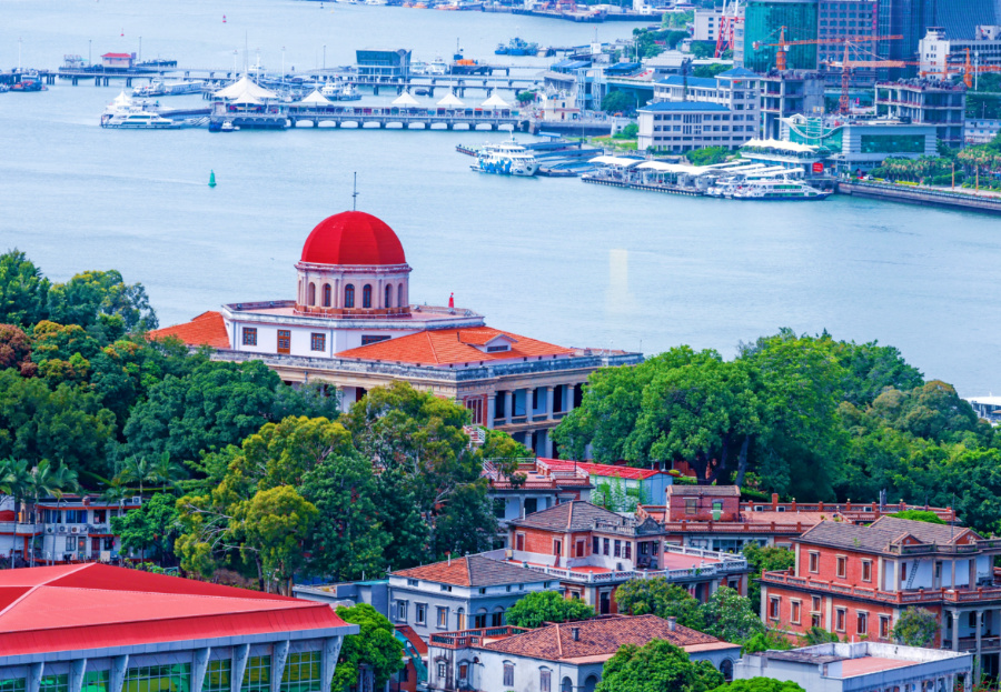 鼓浪嶼素有“萬(wàn)國(guó)建筑博物館”的美譽(yù)，八卦樓作為全國(guó)重點(diǎn)文物保護(hù)單位，是鼓浪嶼世界文化遺產(chǎn)核心要素之一。楊勁堅(jiān) 攝