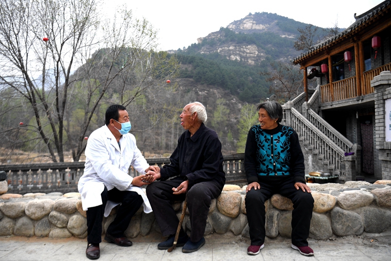 2020年4月15日，在河北阜平縣龍泉關(guān)鎮(zhèn)駱駝灣村，村醫(yī)霍建國(guó)為村民把脈。
