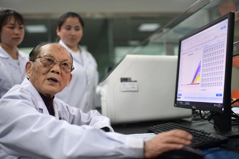 2021年6月17日，吳天一（前）在青海西寧的實(shí)驗(yàn)室內(nèi)和學(xué)生討論。