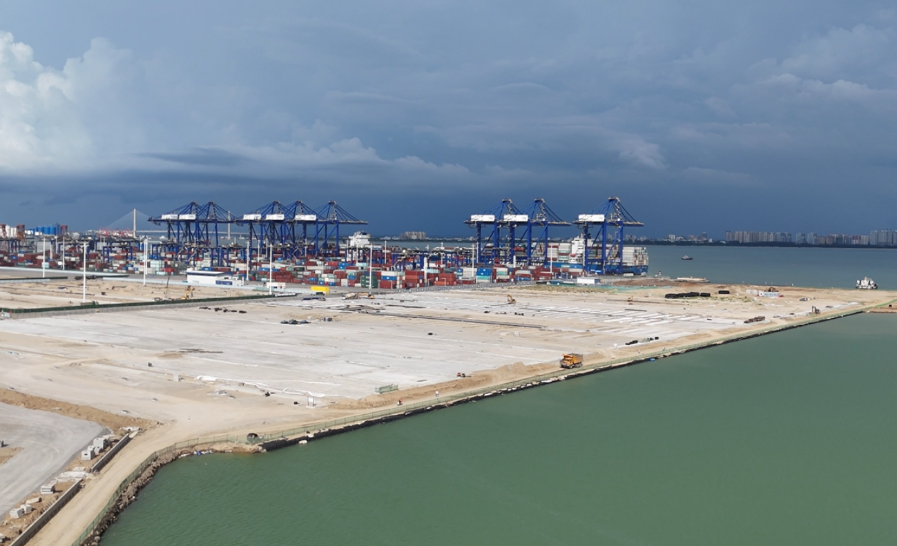 海南洋浦區(qū)域國際集裝箱樞紐港擴建工程項目現(xiàn)場。人民網(wǎng)記者 牛良玉攝