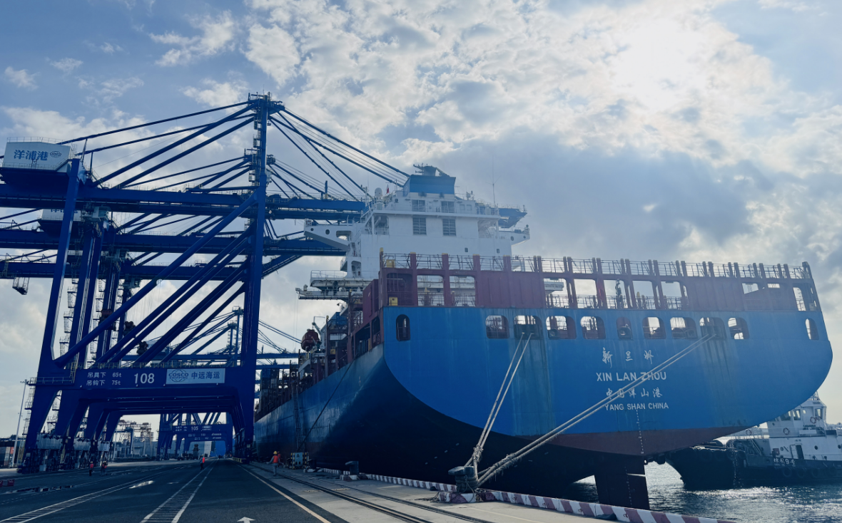 外貿(mào)貨輪“新蘭州”號將從海南洋浦港駛往中東。人民網(wǎng)記者 毛雷攝