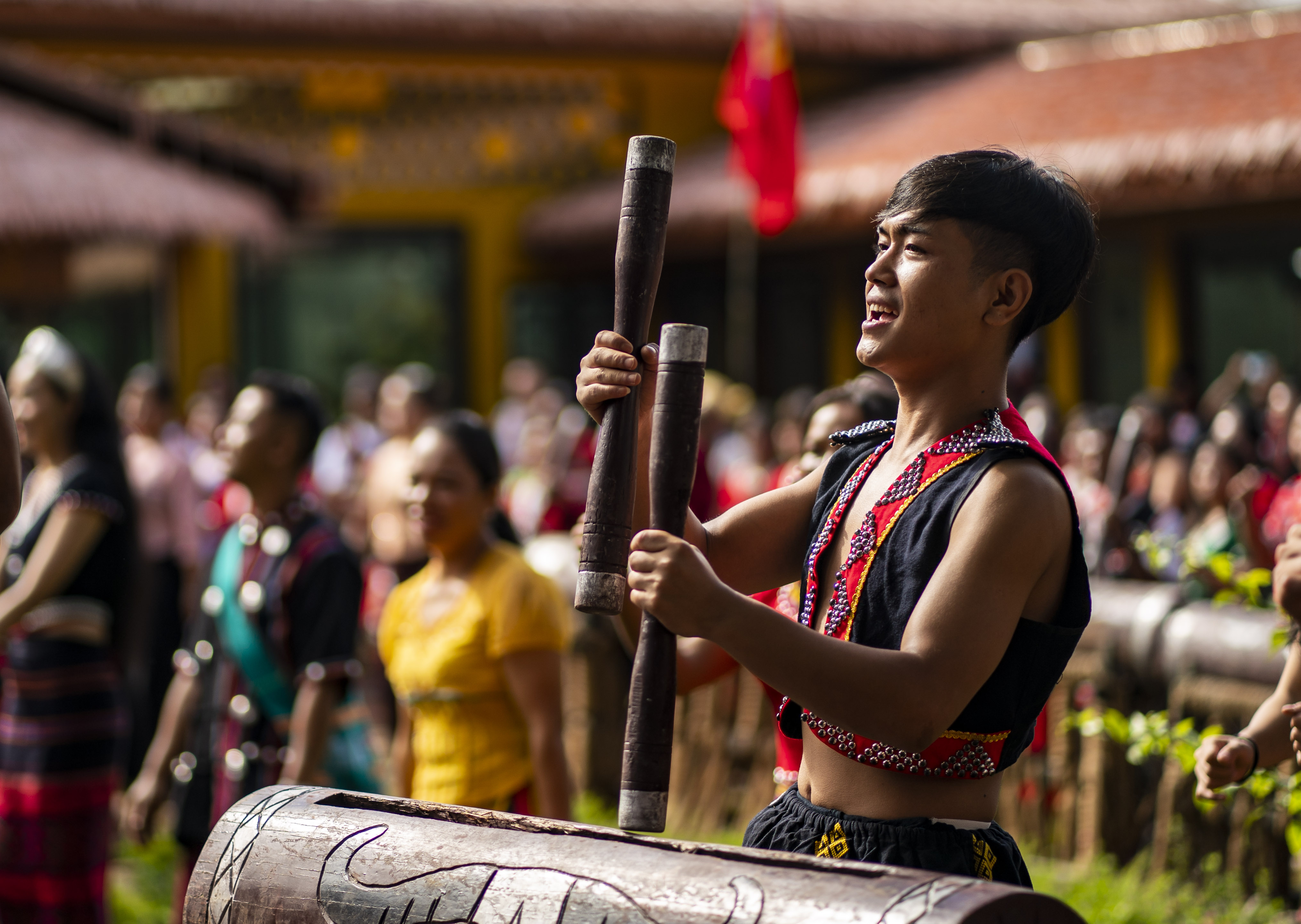 云南省滄源縣班洪鄉(xiāng)班洪村的佤族群眾唱響《阿佤人民唱新歌》（2021年8月20日攝）。