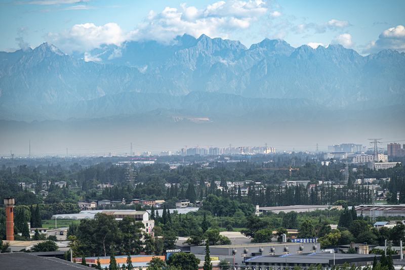 2024年7月1日，成都天氣晴好，遠處雪山清晰可見。