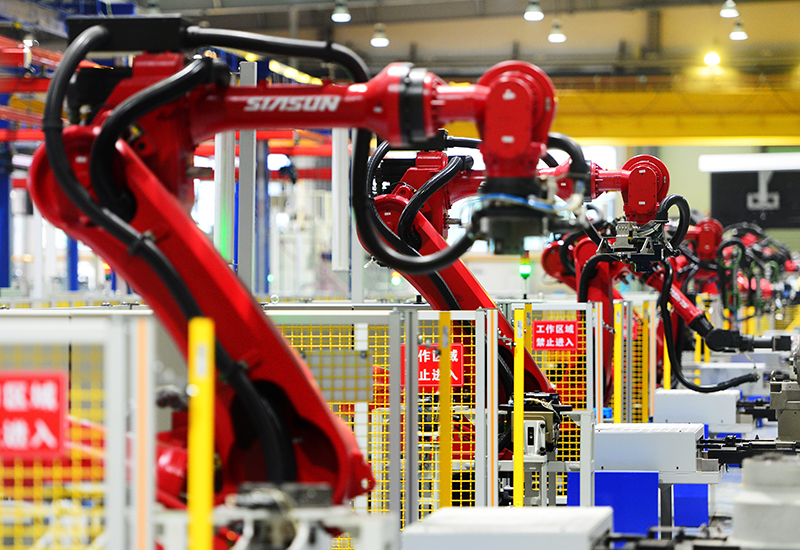 2019年11月22日，沈陽，一家數(shù)字化智能工廠內(nèi)，名為SR210的機(jī)器人正在自主地抓取各種零部件，快速組裝稍小的工業(yè)機(jī)器人。