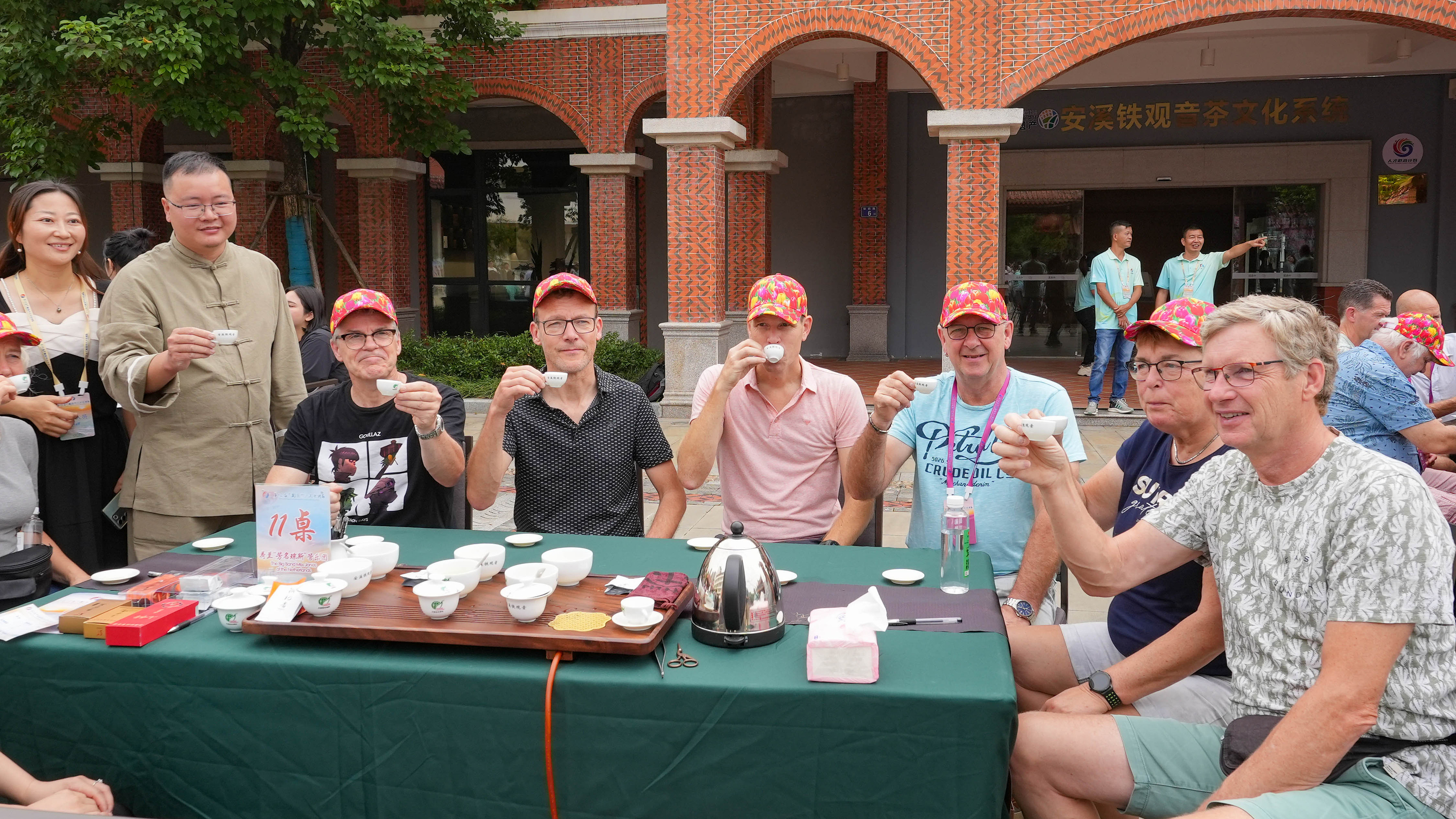 △2023年10月4日，福建泉州，外國人品中國茶。