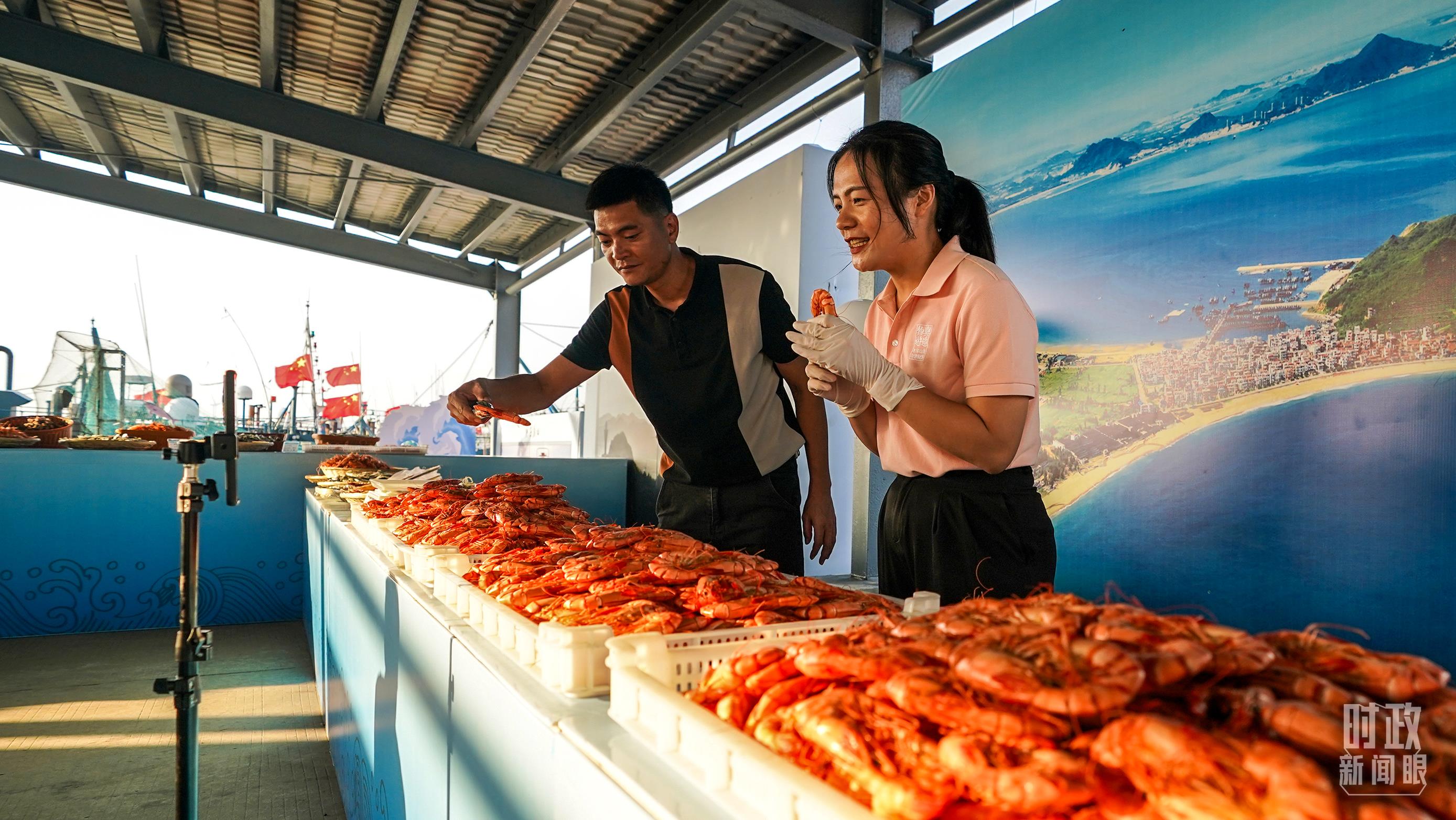 △正在直播賣貨的澳角村村民。（總臺(tái)記者李晉拍攝）