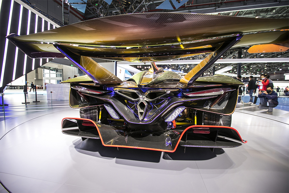 2020年11月5日，上海，來(lái)自德國(guó)的全球首款全碳纖維跑車亮相進(jìn)博會(huì)。該車總重量只有1250KG。