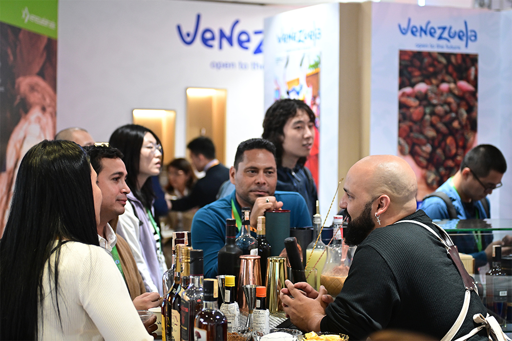 2023年11月9日，上海，觀眾在進(jìn)博會(huì)委內(nèi)瑞拉館參觀、交流、洽談。