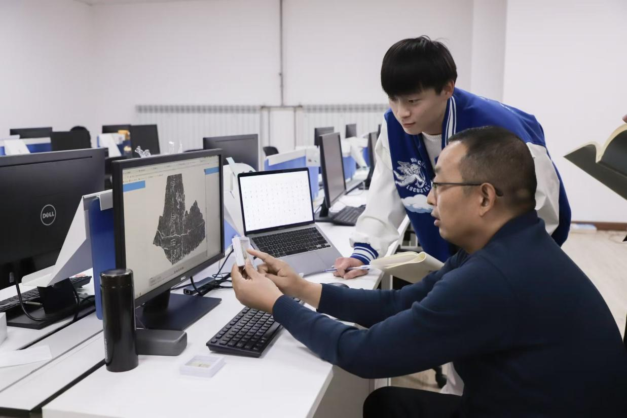 安陽(yáng)師范學(xué)院甲骨文信息處理教育部重點(diǎn)實(shí)驗(yàn)室，劉永革正在給學(xué)生講甲骨文。受訪者供圖