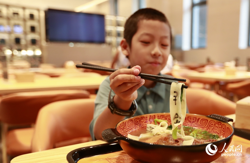 殷墟博物館推出的甲骨文面深受游客喜愛(ài)。人民網(wǎng)記者 慎志遠(yuǎn) 攝