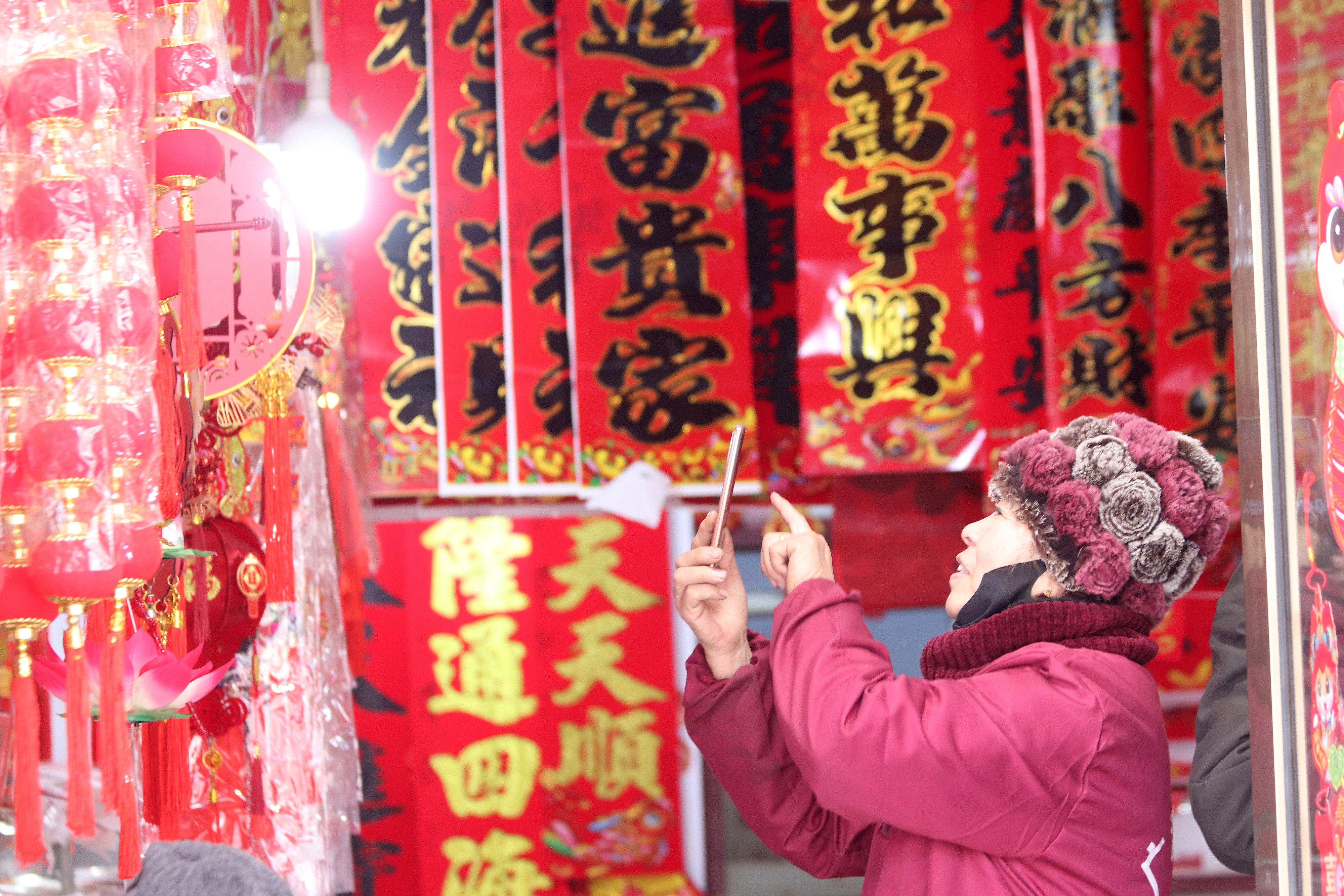 2025年1月5日，在山東省高密市夏莊鎮(zhèn)東李家村，商戶使用手機推銷新春飾品。