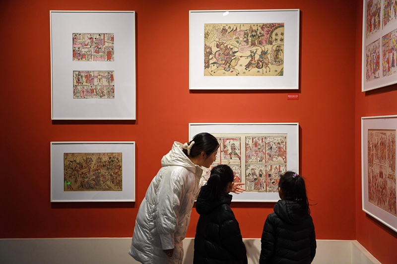 2023年2月3日，游客在河北武強年畫博物館參觀。