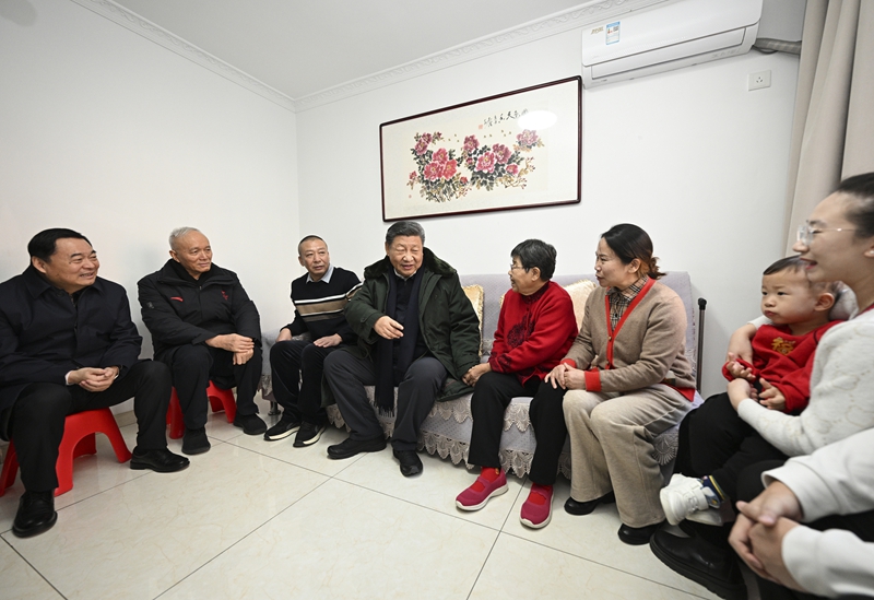 2025年1月23日上午，習(xí)近平總書記在遼寧沈陽大東區(qū)長安街道長安小區(qū)考察時，走進居民郎素蘭家中看望。