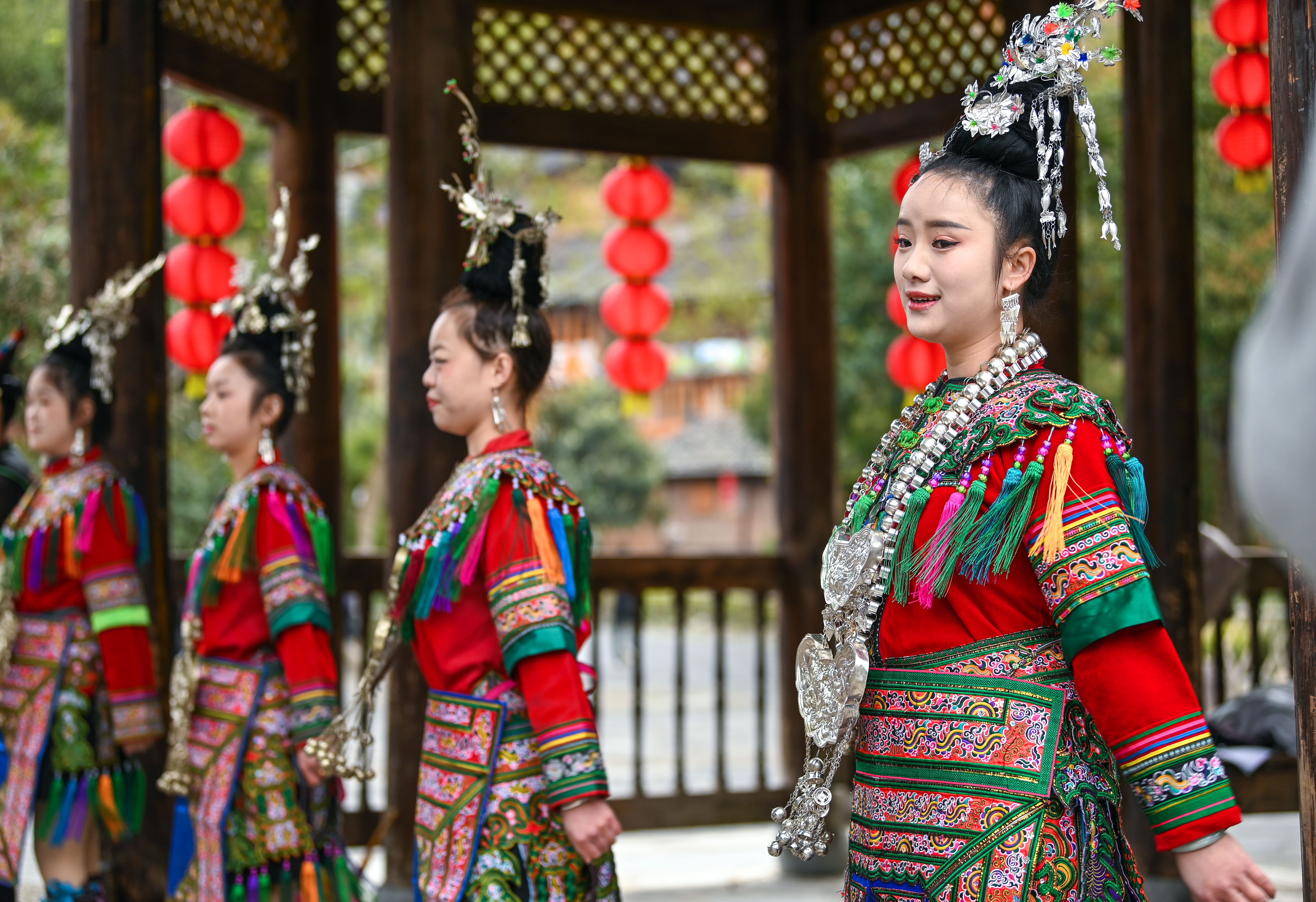  2025年3月18日，侗族群眾在貴州省黎平縣肇興侗寨給游客演唱侗族大歌。