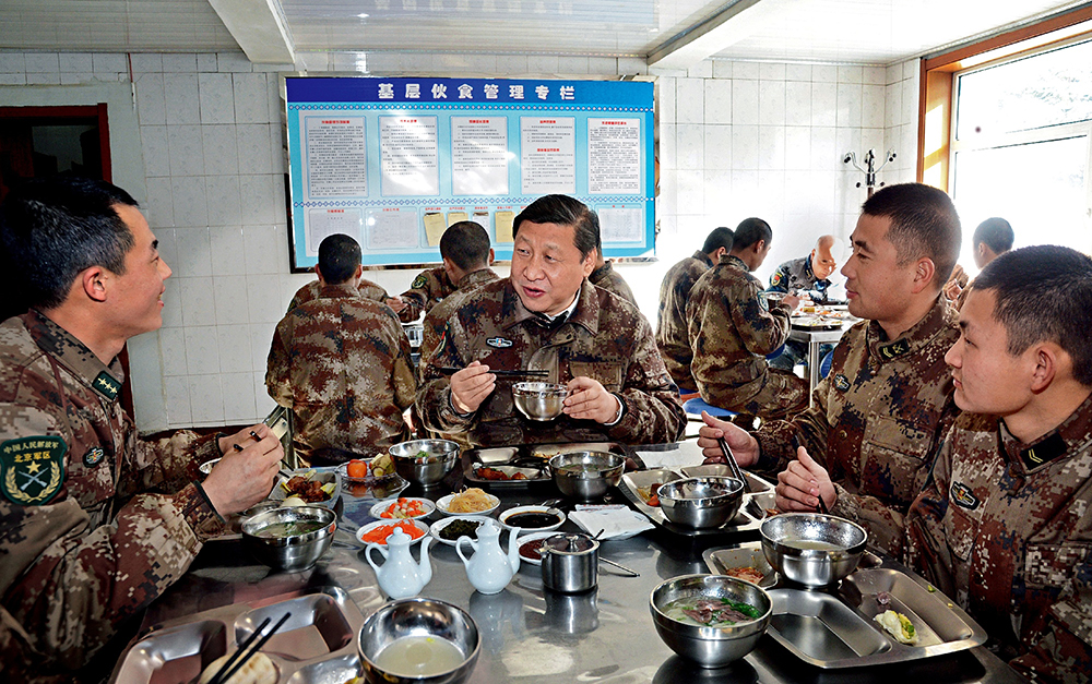 2014年1月26日，習(xí)近平主席專程來到內(nèi)蒙古軍區(qū)邊防某部，親切看望慰問戍邊官兵。這是在連隊食堂，習(xí)近平主席同戰(zhàn)士們一起用餐。