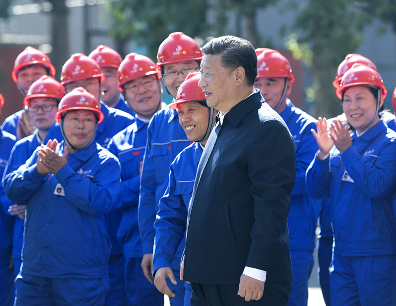 2018年9月26日，在中國一重集團，習近平總書記走到工人中間，同大家親切交流。