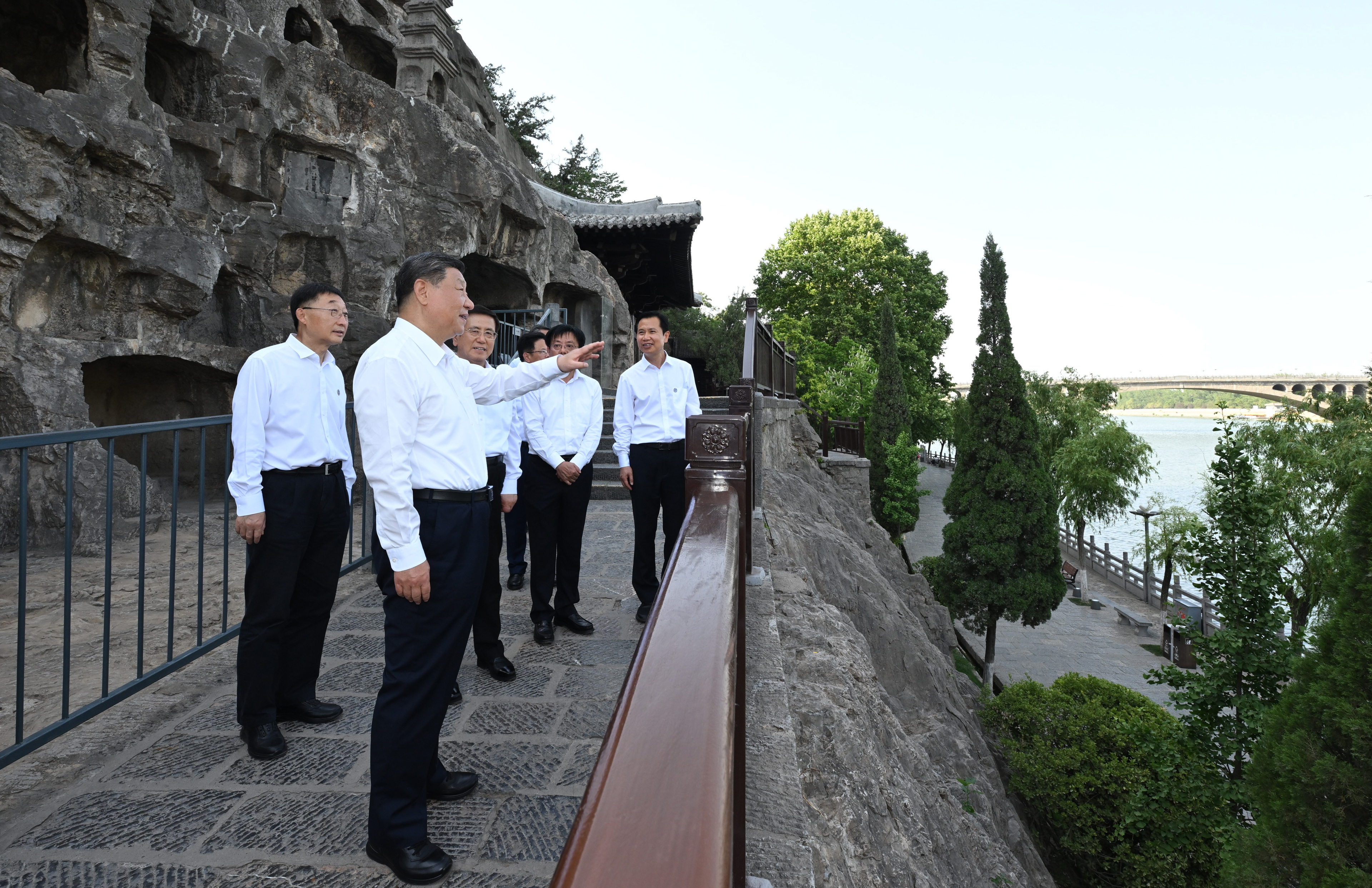 5月19日至20日，中共中央總書記、國家主席、中央軍委主席習(xí)近平在河南考察。這是19日下午，習(xí)近平在洛陽龍門石窟考察。新華社記者 謝環(huán)馳 攝