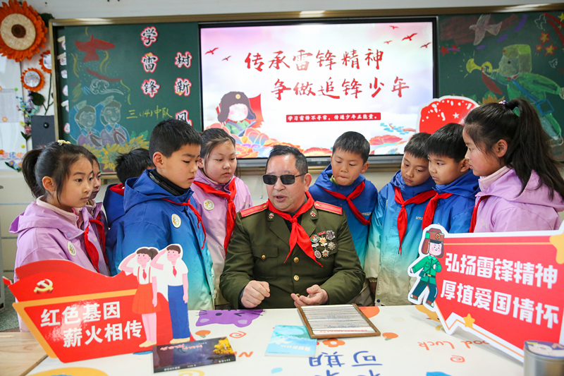 2025年3月3日，江蘇南通如皋市安定小學(xué)里，傷殘軍人許波銀在思政小課堂上向?qū)W生講述雷鋒故事。