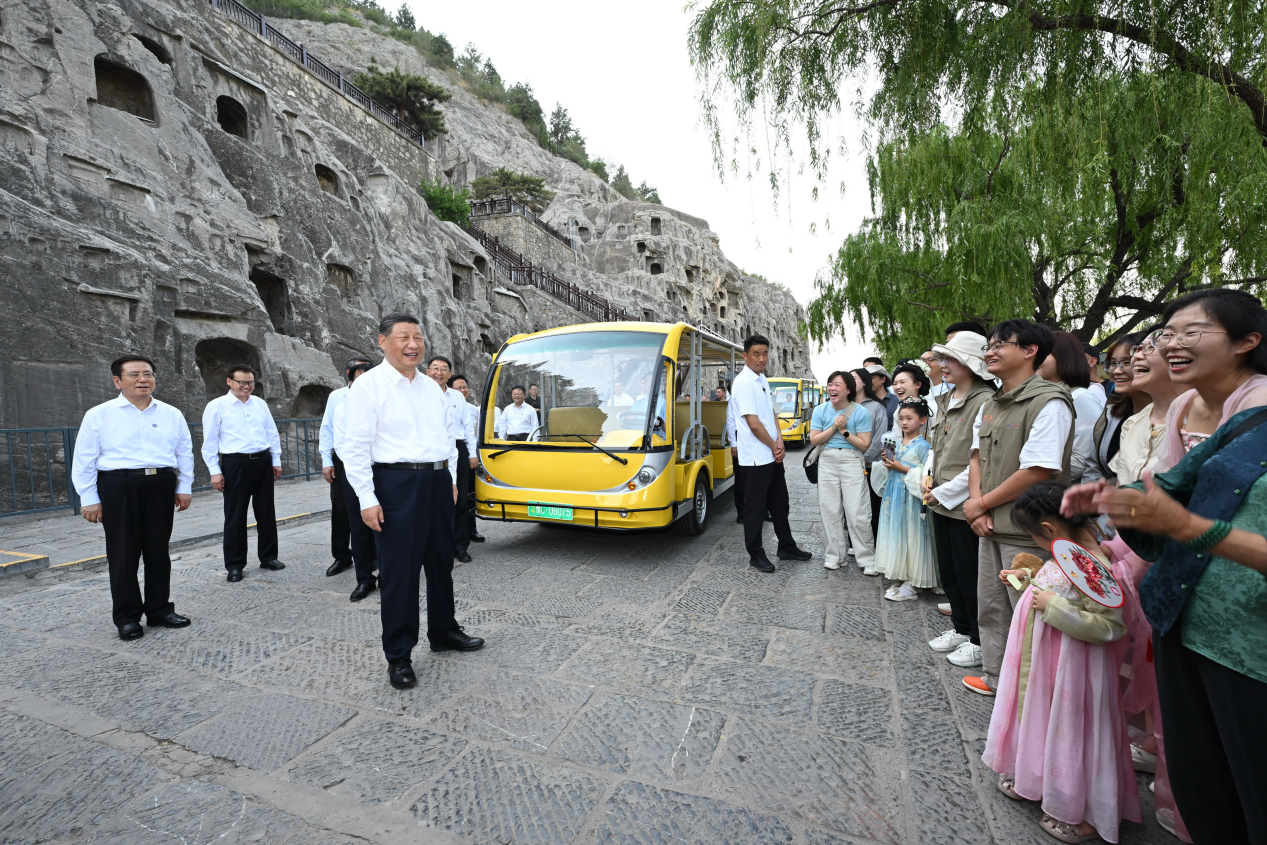 5月19日，習(xí)近平在洛陽龍門石窟考察時，同游客親切交流。