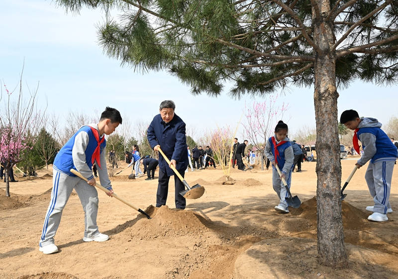 2025年4月3日，習(xí)近平總書記來到北京豐臺區(qū)永定河畔參加首都義務(wù)植樹活動。