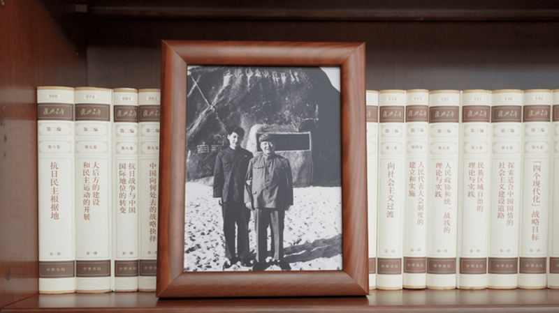 2022年12月31日，習(xí)近平辦公室的書架上擺放著他和父親的合影。