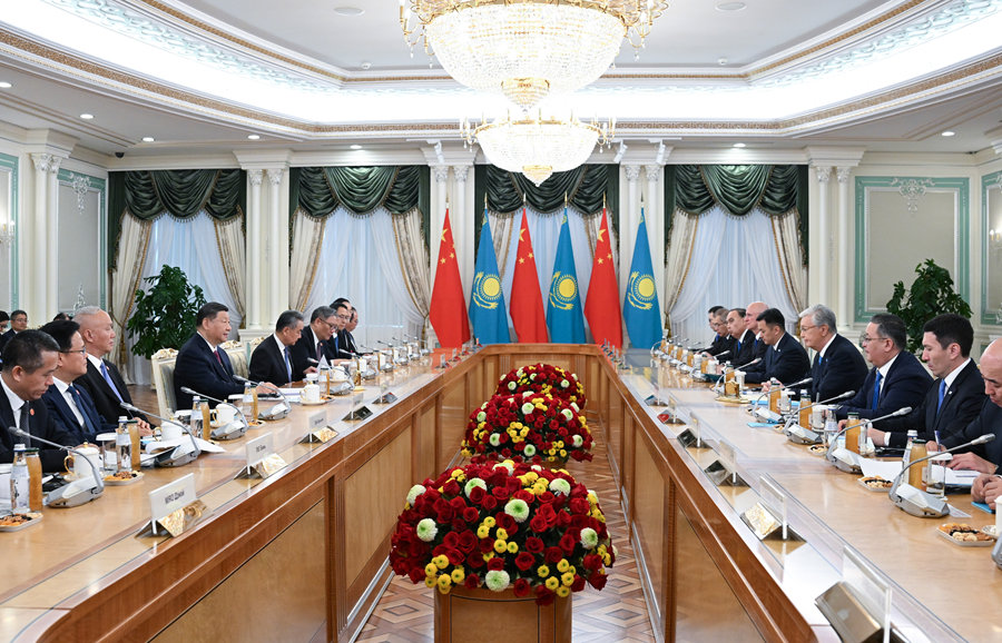 當(dāng)?shù)貢r(shí)間6月16日下午，哈薩克斯坦總統(tǒng)托卡耶夫同中國國家主席習(xí)近平在阿斯塔納總統(tǒng)府舉行會(huì)談。