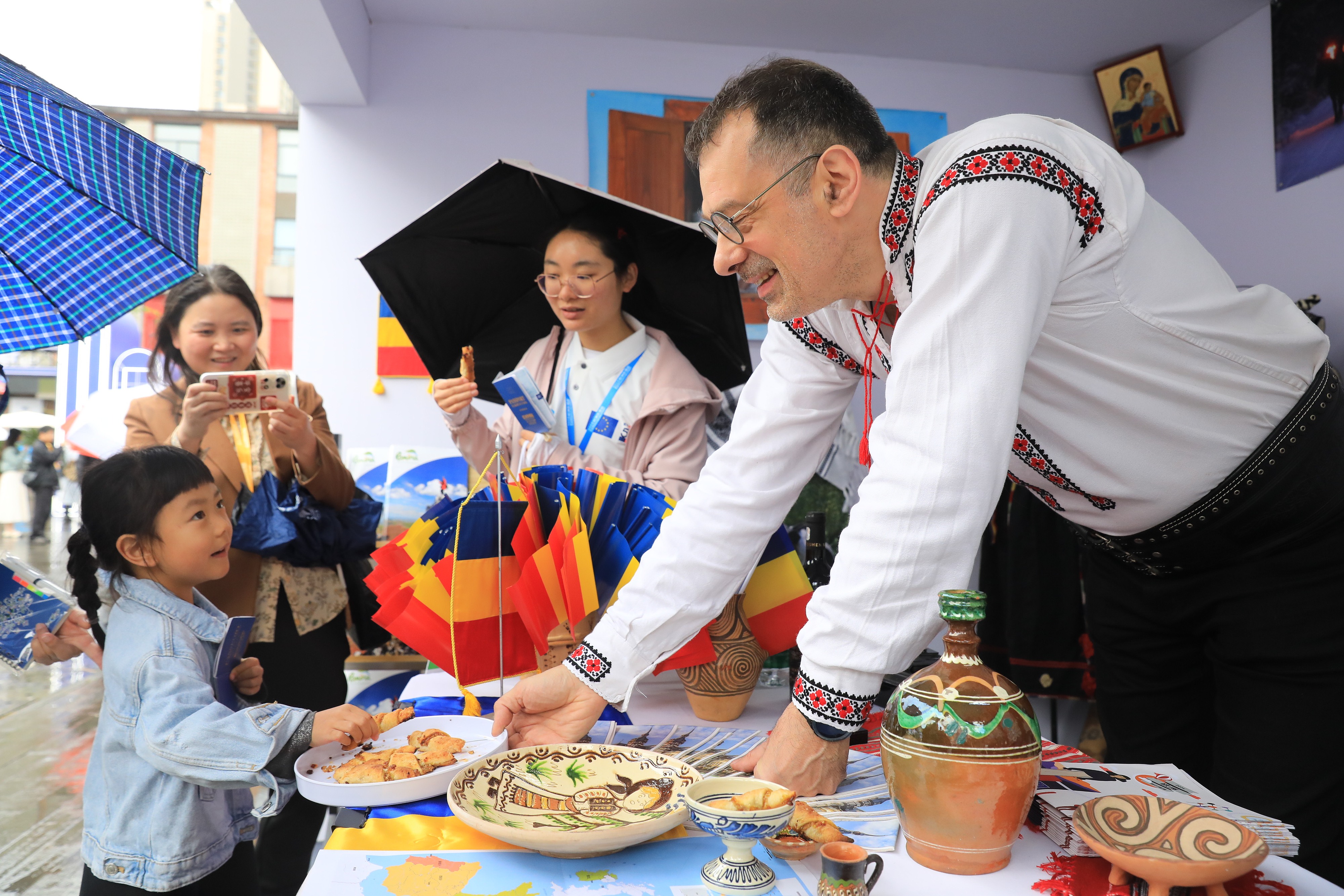 2025年4月12日，四川省成都市“2025成都·歐洲文化季”活動(dòng)融匯藝術(shù)、音樂(lè)、美食與互動(dòng)體驗(yàn)，為民眾打造了一場(chǎng)“沉浸式”文化嘉年華。