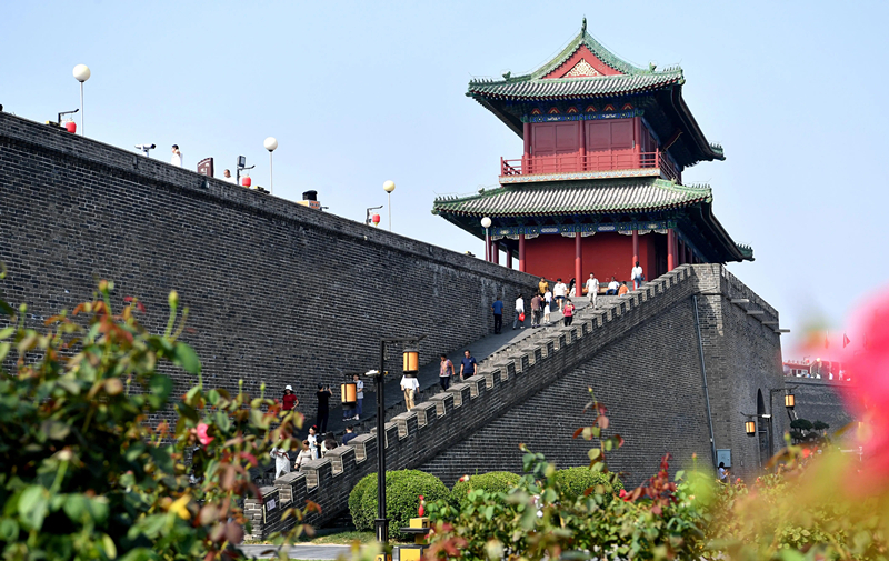 2024年9月16日，游客在河北省石家莊市正定古城游玩。