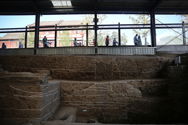 2019年9月7日，人們透過玻璃幕墻看開元寺南廣場遺址考古現(xiàn)場。