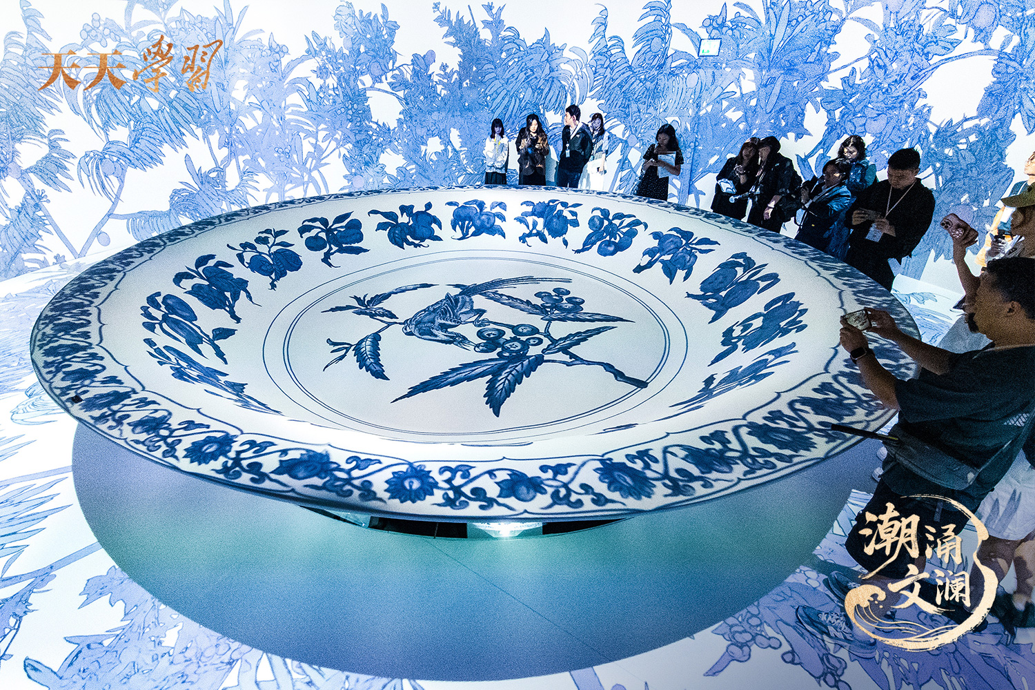 2025年5月13日，“‘紋’以載道——故宮博物院沉浸式數(shù)字體驗(yàn)展”亮相香港故宮文化博物館。