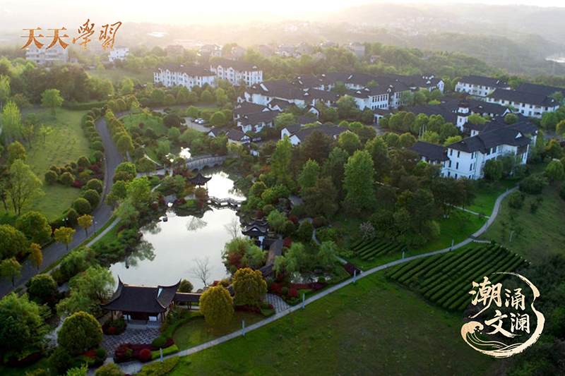 如今，越劇不僅活躍在嵊州人日常生活的一個(gè)個(gè)角落，也深深烙印在嵊州人的精神血脈之中。圖為古色古香的嵊州越劇藝術(shù)學(xué)校。