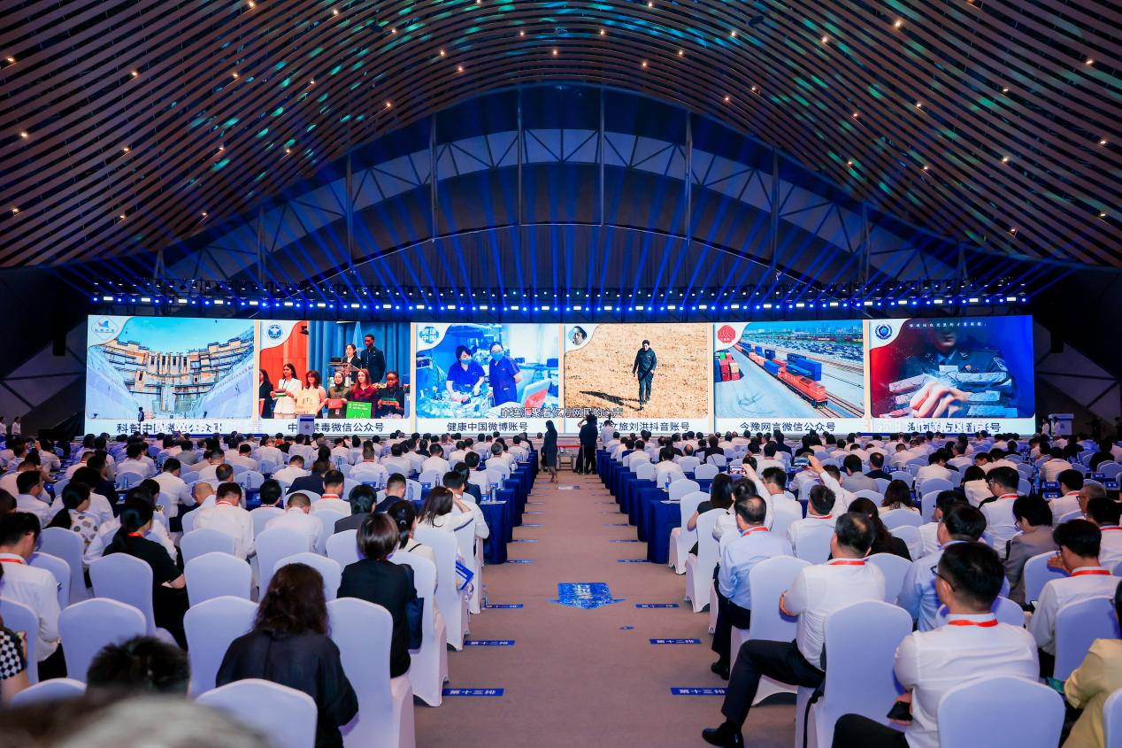 2025年中國網(wǎng)絡(luò)文明大會《走好網(wǎng)上群眾路線百個成績突出賬號推選活動成果》發(fā)布現(xiàn)場。