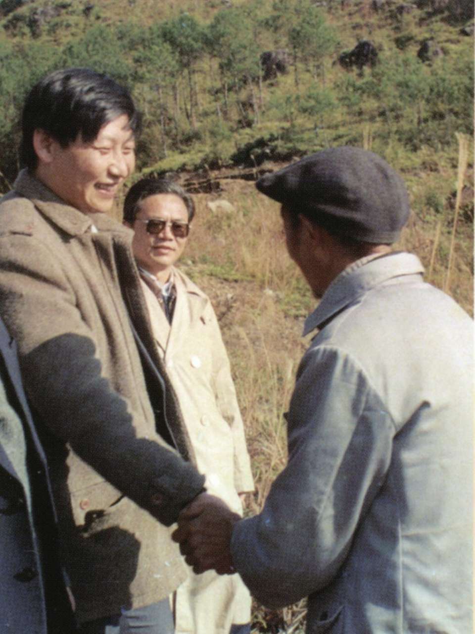 1989年1月，習近平到周寧縣走訪種林專業(yè)戶。（圖源：《習近平在寧德》）