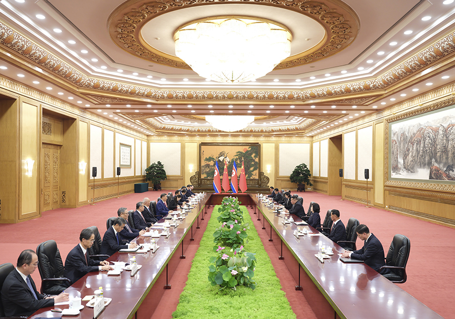 9月4日晚，中共中央總書記、國家主席習近平在北京人民大會堂同來華出席紀念中國人民抗日戰(zhàn)爭暨世界反法西斯戰(zhàn)爭勝利80周年活動的朝鮮勞動黨總書記、國務委員長金正恩舉行會談。