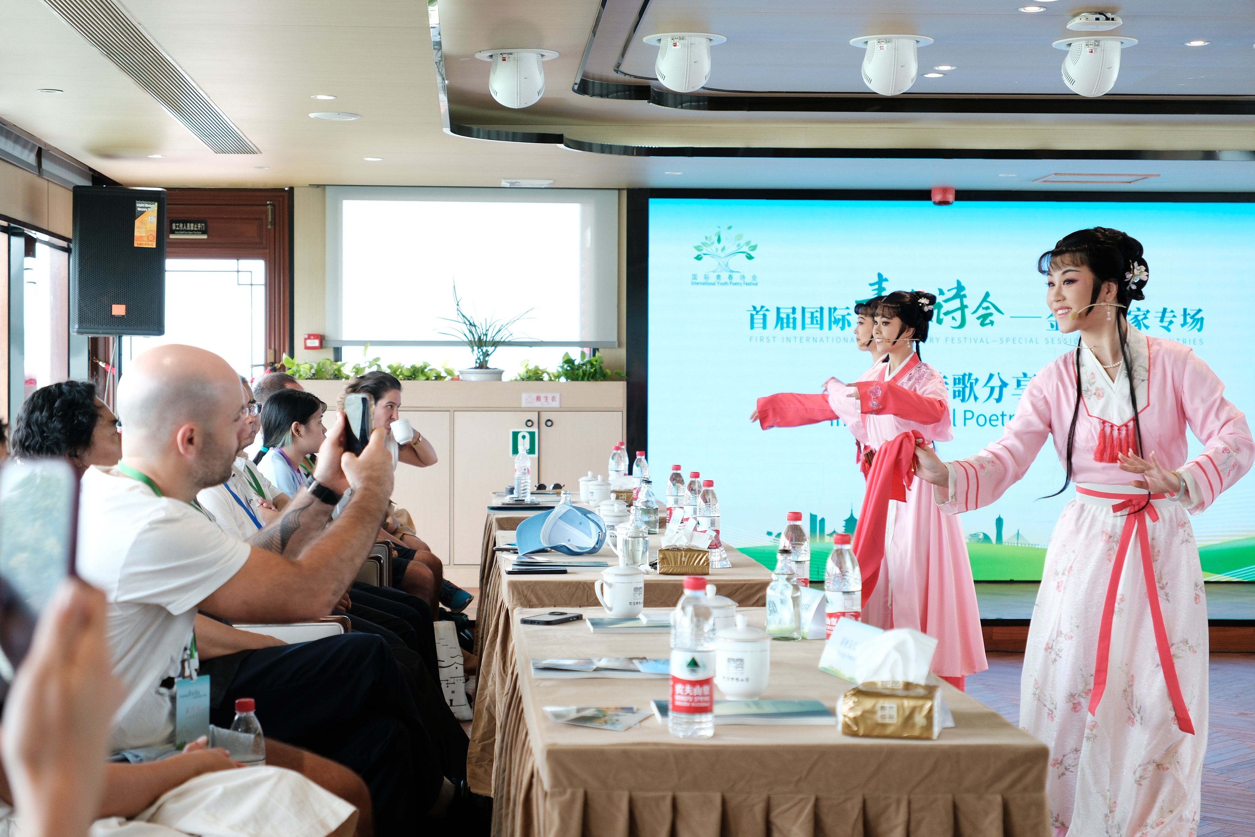 2024年7月21日，浙江杭州，金磚國家外國友人欣賞越劇《富陽新曲》。