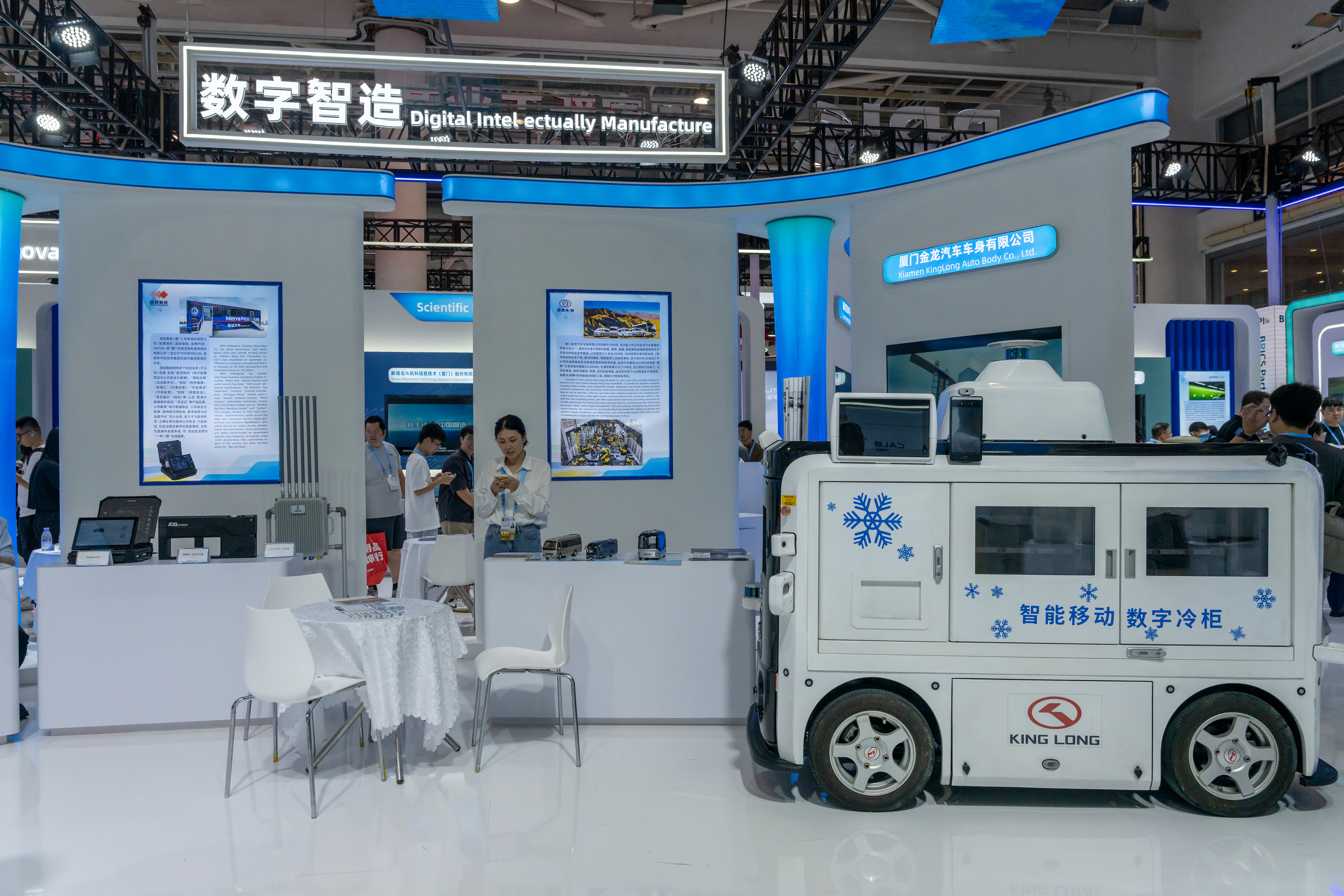 2024年9月9日，福建廈門，觀眾在金磚國家新工業(yè)革命伙伴關(guān)系創(chuàng)新基地展位參觀、洽談。