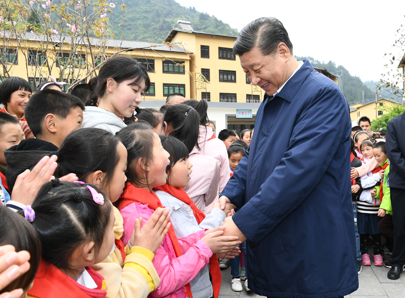 2019年4月15日，習(xí)近平總書記來到重慶市石柱土家族自治縣中益鄉(xiāng)小學(xué)看望老師和同學(xué)們，并同他們親切交流。