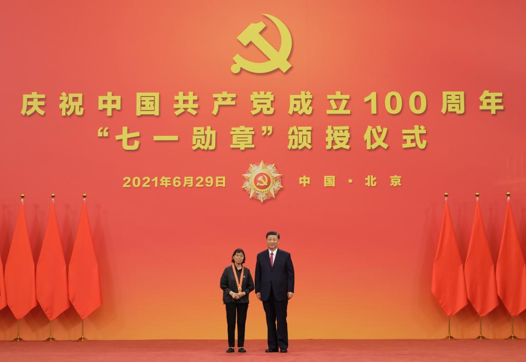 2021年6月29日，習(xí)近平總書記向“七一勛章”獲得者張桂梅頒授勛章。