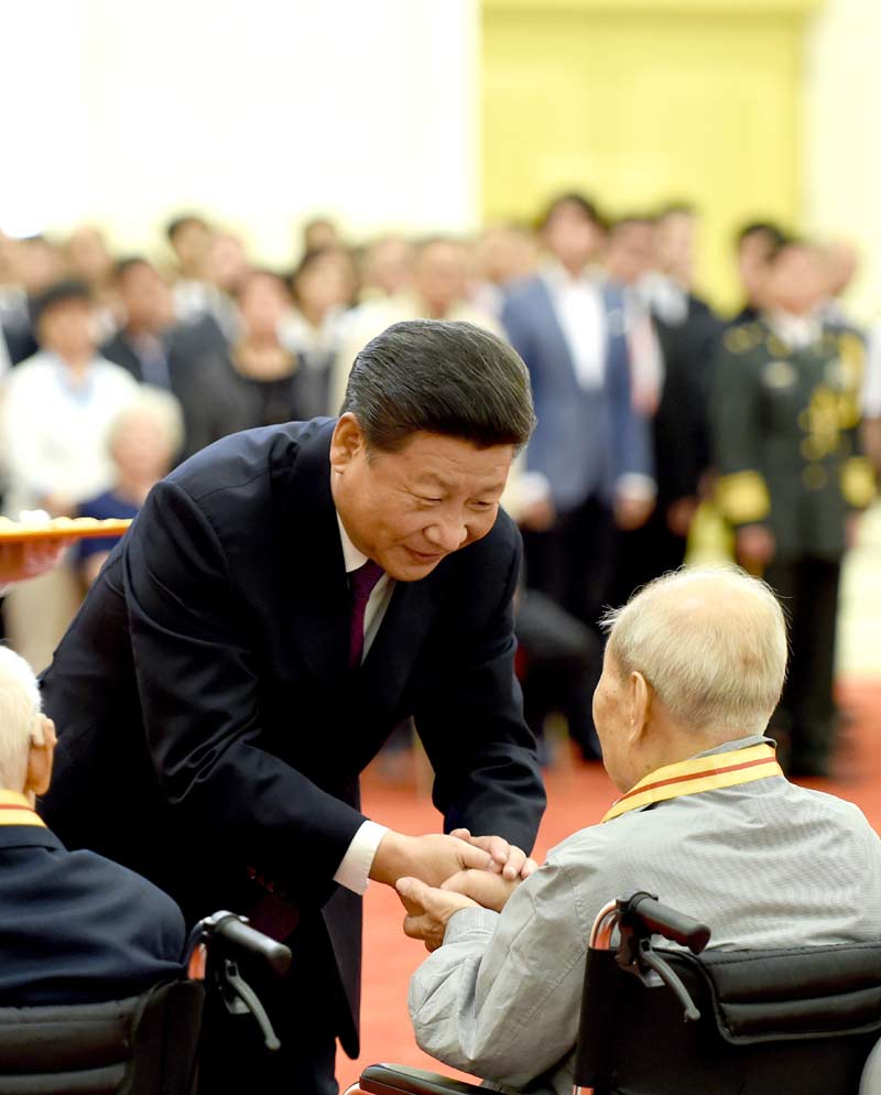 2015年9月2日，習(xí)近平在北京人民大會堂向30名抗戰(zhàn)老戰(zhàn)士老同志、抗戰(zhàn)將領(lǐng)、幫助和支持中國抗戰(zhàn)的國際友人或其遺屬代表頒發(fā)中國人民抗日戰(zhàn)爭勝利70周年紀(jì)念章。